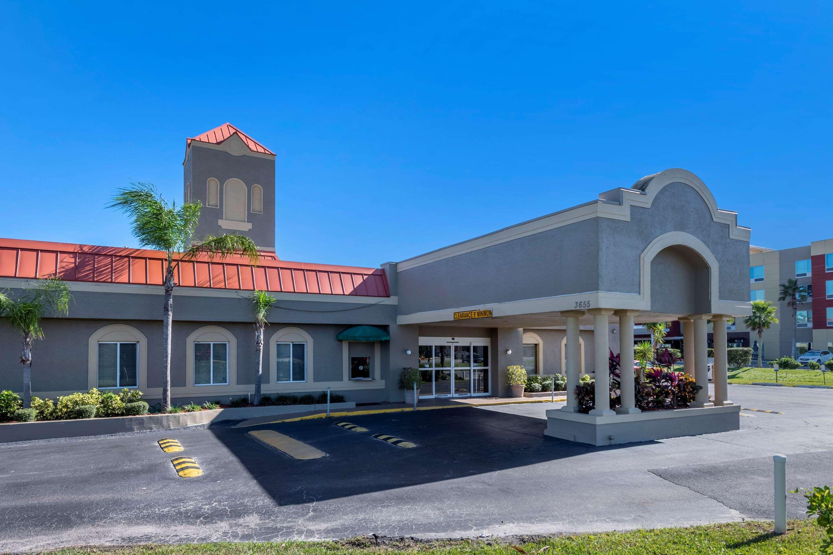Quality Inn Kennedy Space Center Тайтусвилл Экстерьер фото