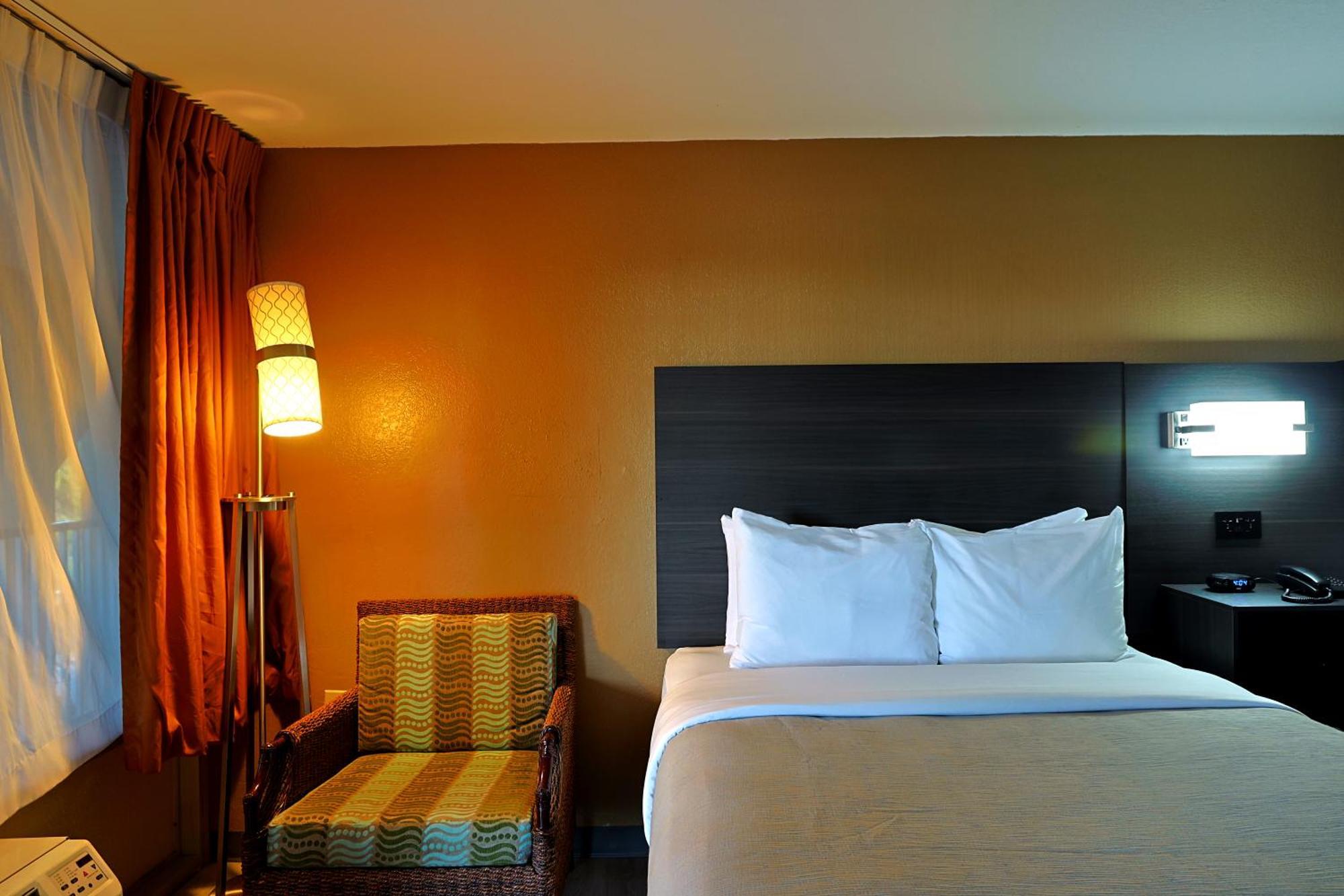 Quality Inn Kennedy Space Center Тайтусвилл Экстерьер фото